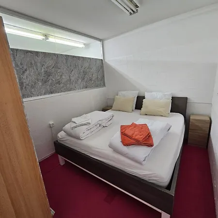 Private 3-zimmer -private Wc, Dusche, Küche- Apartment *