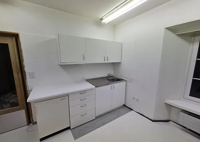 Private 3-zimmer -private Wc, Dusche, Kueche- * Coire