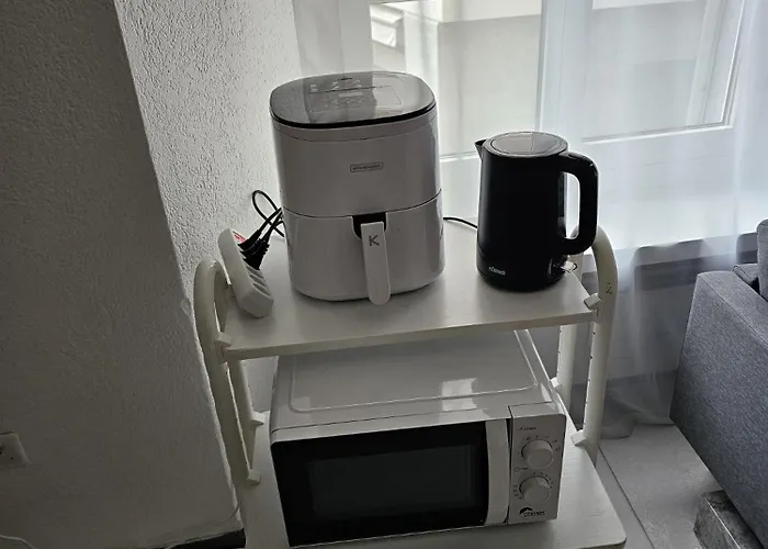 Private 3-zimmer -private Wc, Dusche, Kueche- Appartement Coire