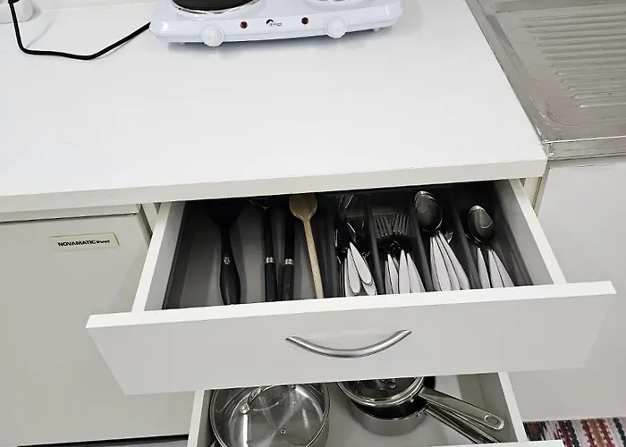 Private 3-zimmer -private Wc, Dusche, Kueche- *